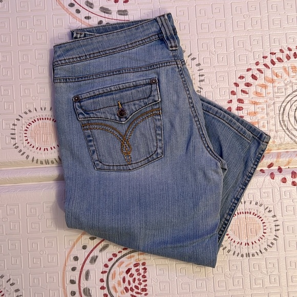 Capri’s - Picture 3 of 7